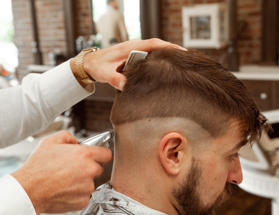 Barbero haciendo un degradé a un cliente