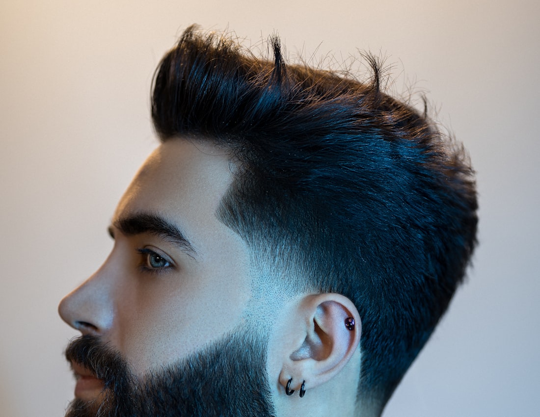 Barba con pelos oscuros y canas