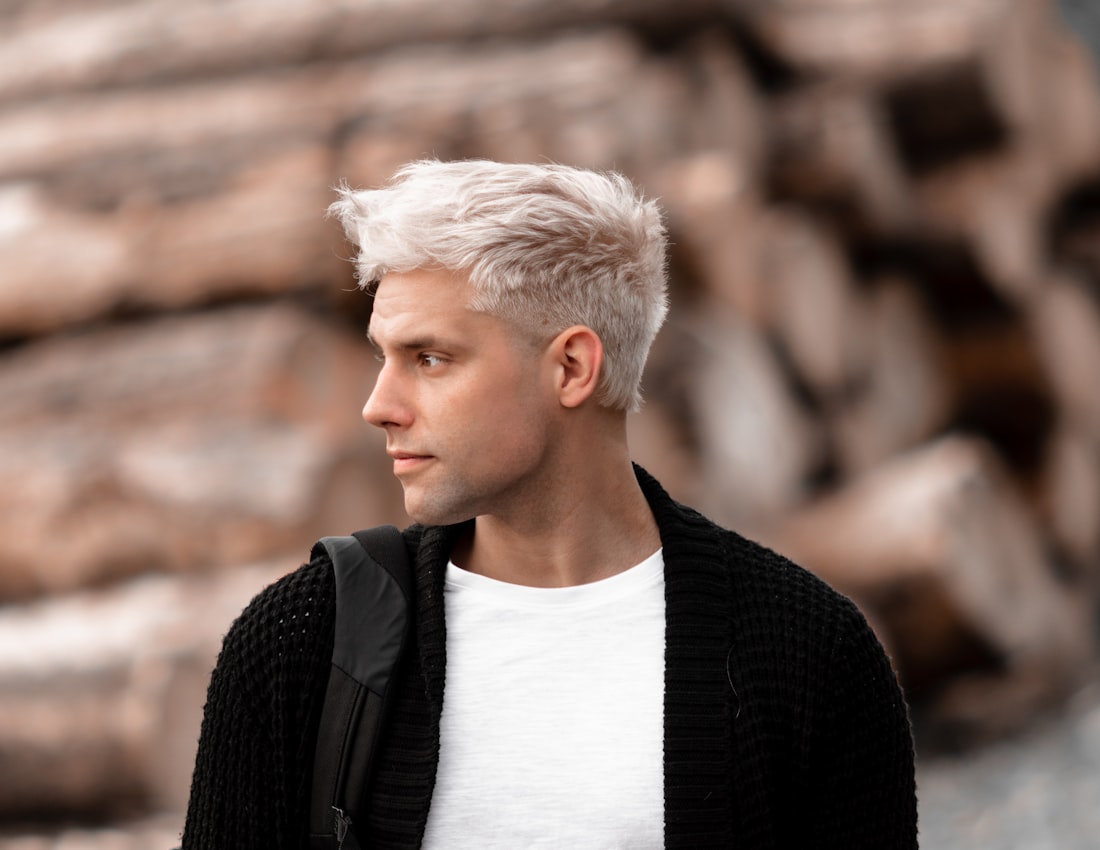 Hombre con cabello platinado